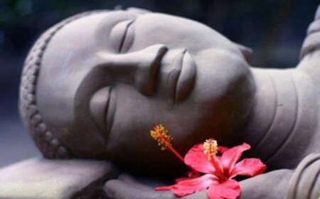 yoga nidra zum einschlafen praktische einschlafübungen besseren schlaf tiefentspannung statue buddha blume blüte rot