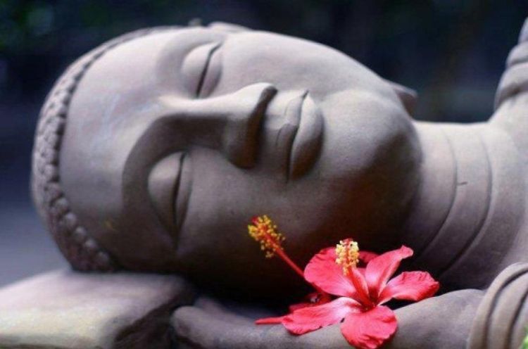 yoga nidra zum einschlafen praktische einschlafübungen besseren schlaf tiefentspannung statue buddha blume blüte rot
