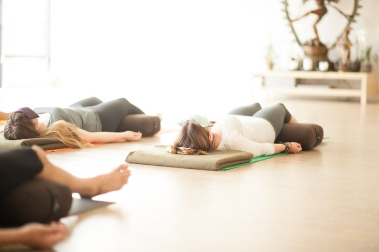yoga nidra zum einschlafen praktische einschlafübungen yogischer schlaf liegende frauen