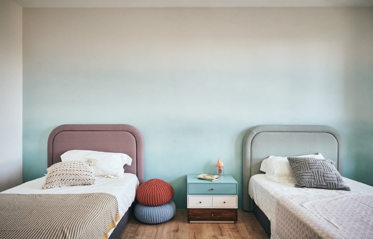 zwei Betten Kinderzimmer ombre Wand blau Nachttisch