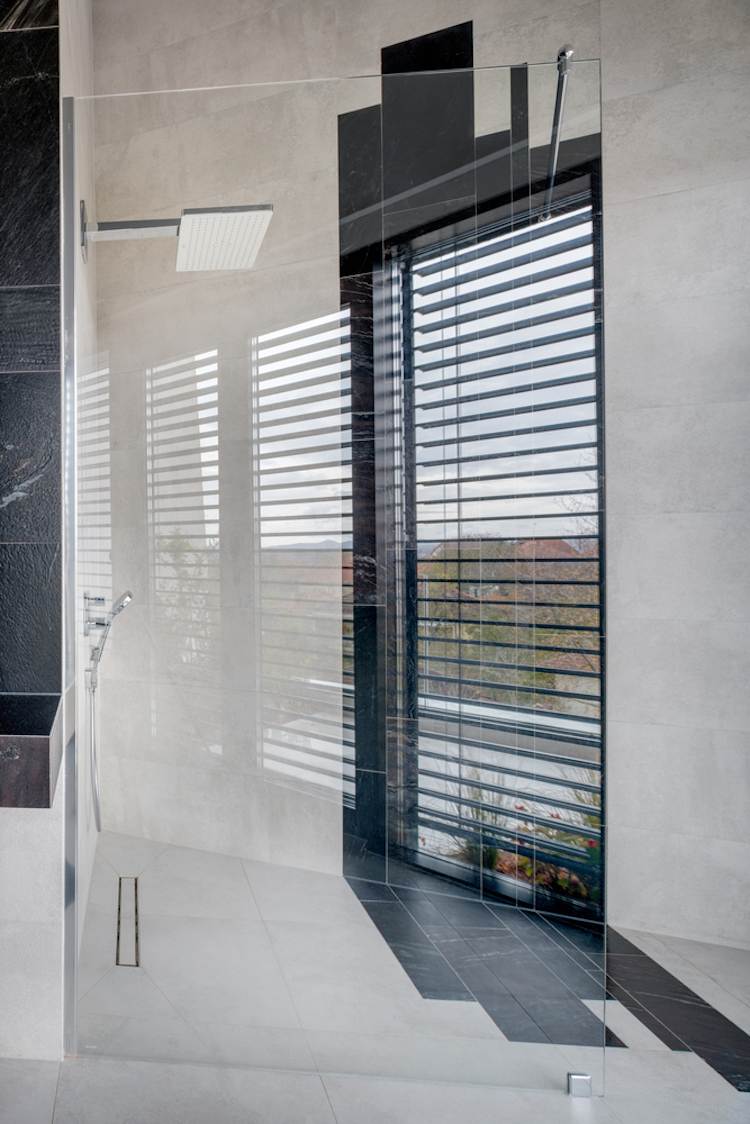 Badezimmer mit unregelmäßigem Grundriss begehbare Dusche Glaswand ebenerdig
