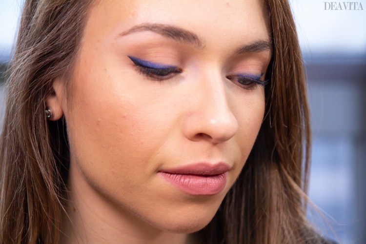 Blauer Eyeliner Look in Kombination mit Altrosa Lippen