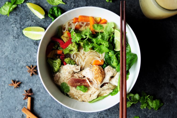 Chinesische Suppe mit Hähnchen, Nudeln und Gemüse kalorienarm