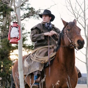 Cowboy auf Pferd mit Lasso, Bandana-Halstuch, Ledermantel