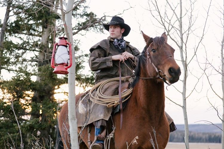 Cowboy auf Pferd mit Lasso, Bandana-Halstuch, Ledermantel