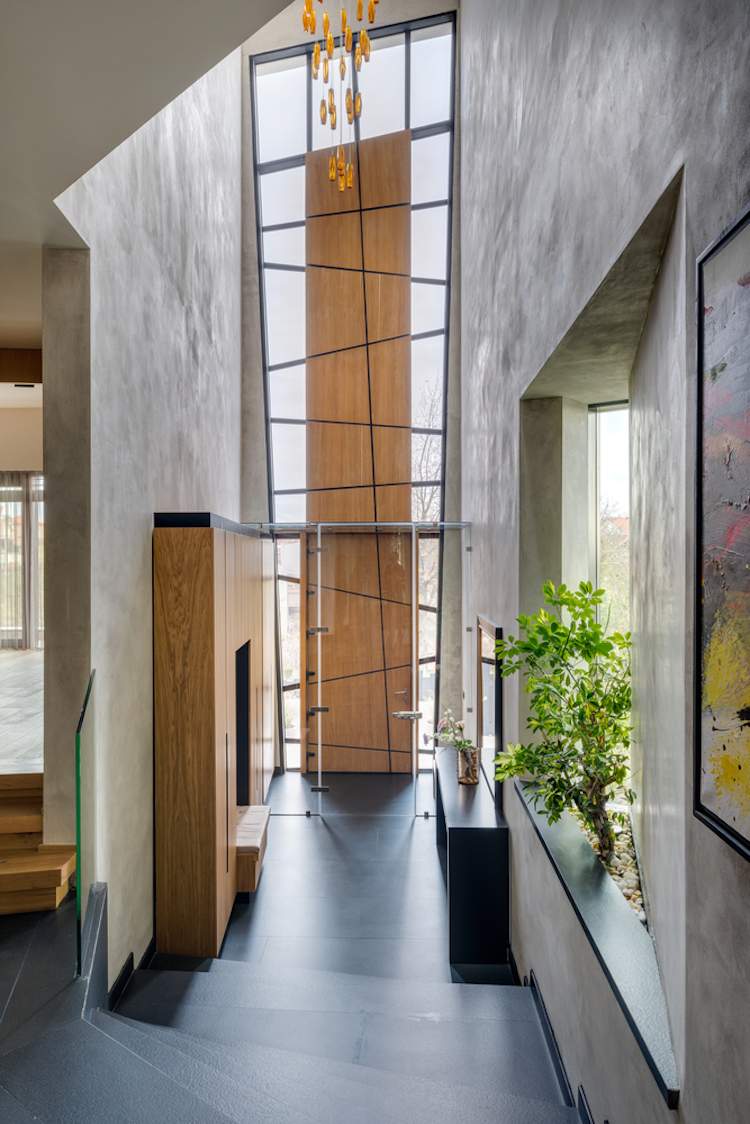 Eingangshalle hohe Decke Glastür Konsolentisch Schrank mit Sitzbank