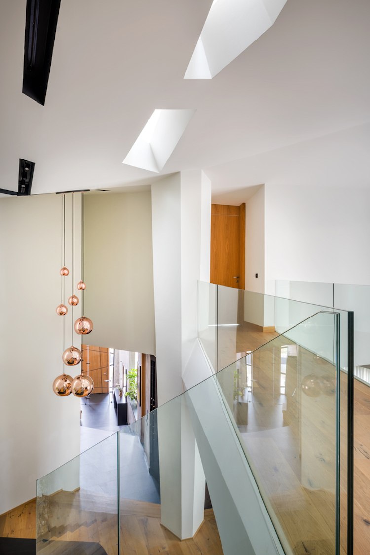 Flur Treppe Oberlichter Ganzglas Geländer Holzbodenbelag