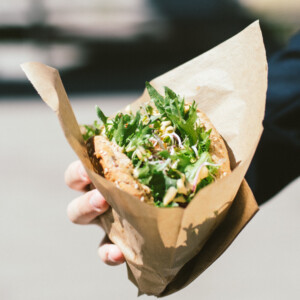 Gesund essen unterwegs Burger mit viel Salat Vollkornbrötchen