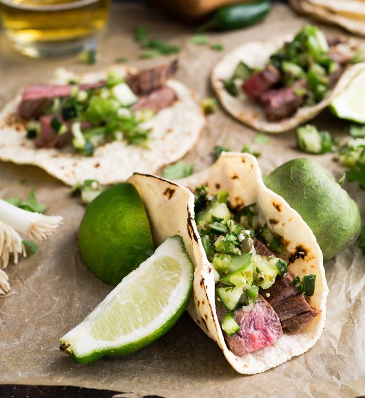Gesunde Tacos mit Rindfleisch Gurken und Petersilie