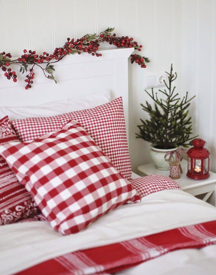 Gingham-Karo in Rot und Weiß rustikale klassische Weihnachtsdeko im Schlafzimmer