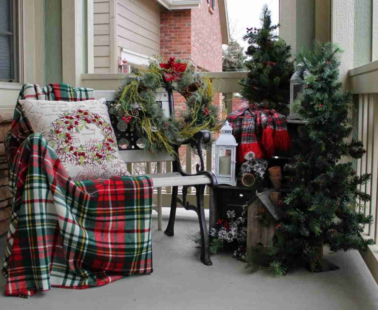 Karierte Decke in rot und grün Weihnachtsdeko auf der Terrasse