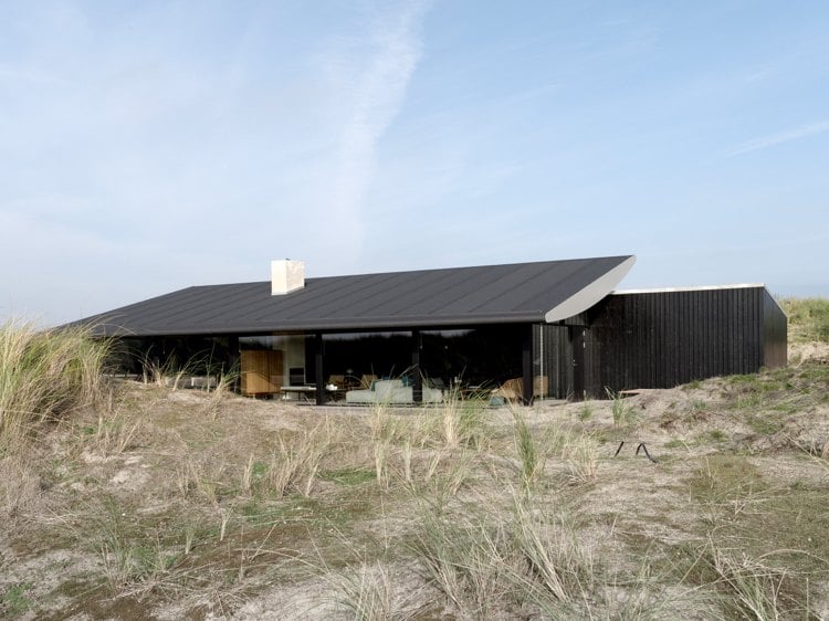 Moderne Villa Dänemark dunkel Holz Fassade Satteldach