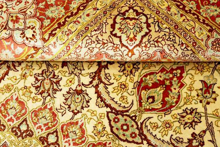 Orientteppich mit detailreichen Kunstvollen Mustern in Creme, Grün und Rot