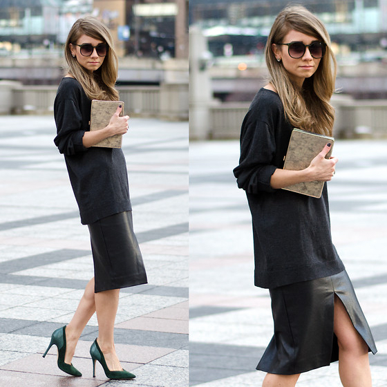 Oversize Pullover schwarz mit Lederrock und grünen High Heels