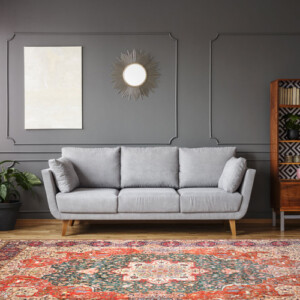 Perserteppich im Wohnzimmer-klassische Einrichtung graue Wände hellgraues 3er Sofa