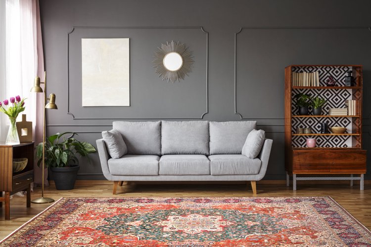 Perserteppich im Wohnzimmer-klassische Einrichtung graue Wände hellgraues 3er Sofa