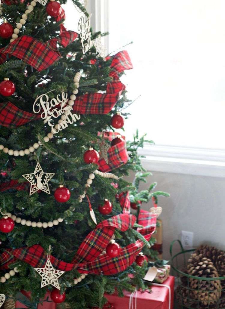 Rustikale Weihnachtsdeko breites Karoband in rot und Holzanhängern