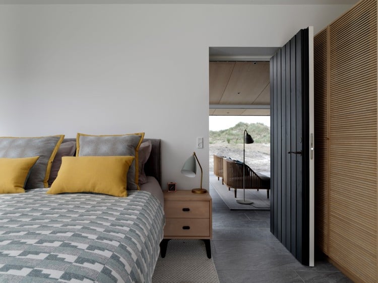 Skandinavischer Wohnstil Schlafzimmer gelbe Dekokissen Granit Bodenbelag