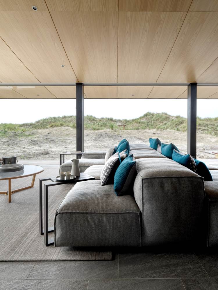 Skandinavischer Wohnstil Sofa Beistelltisch Holz