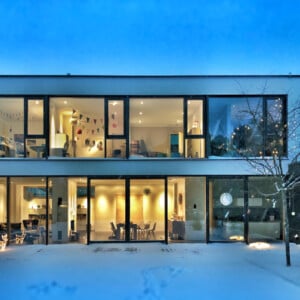 Smart Home modernes Haus große Fenster Haushalts- und Multimedia-Geräte fernsteuern