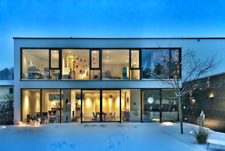 Smart Home modernes Haus große Fenster Haushalts- und Multimedia-Geräte fernsteuern