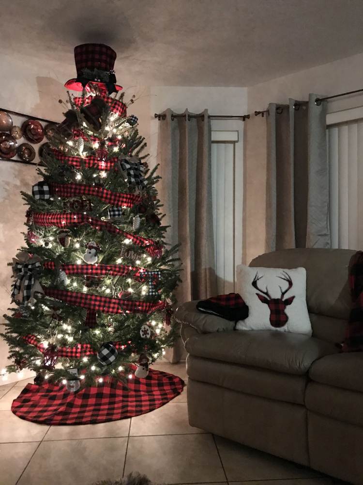 Weihnachtsbaum Buffalo Karo Lichterketten im Wohnzimmer