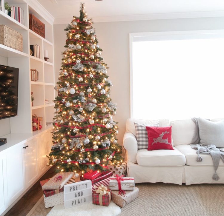 Weihnachtsdeko im Wohnzimmer Kugeln in Weiß und Silber und rotes Karoband