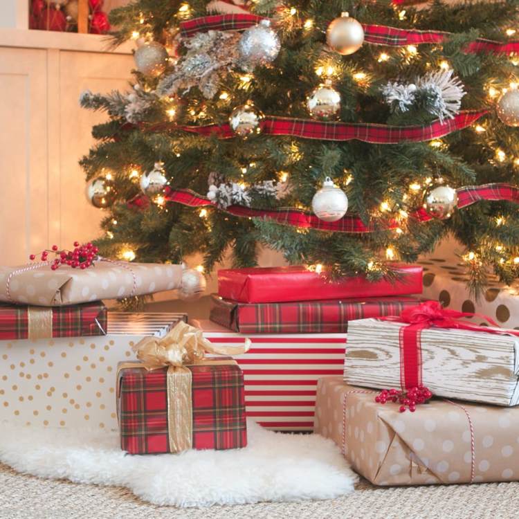 Weihnachtsdeko klassisch in rot grün weiß und gold Geschenke schön verpackt