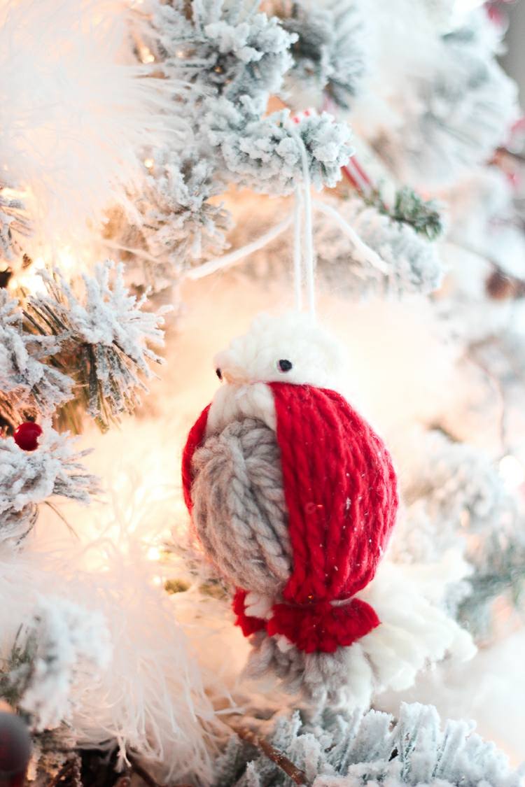 alte weihnachtskugeln aufpeppen ornamente dekorieren vogel wolle basteln