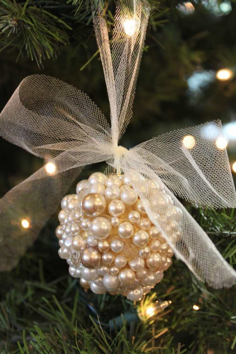 alte weihnachtskugeln verschönern perlen gold weiß schleife