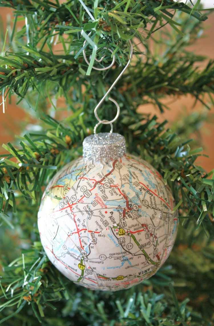 alte weihnachtskugeln verschönern stadtplan ausstanzen bekleben weihnachtsschmuck basteln