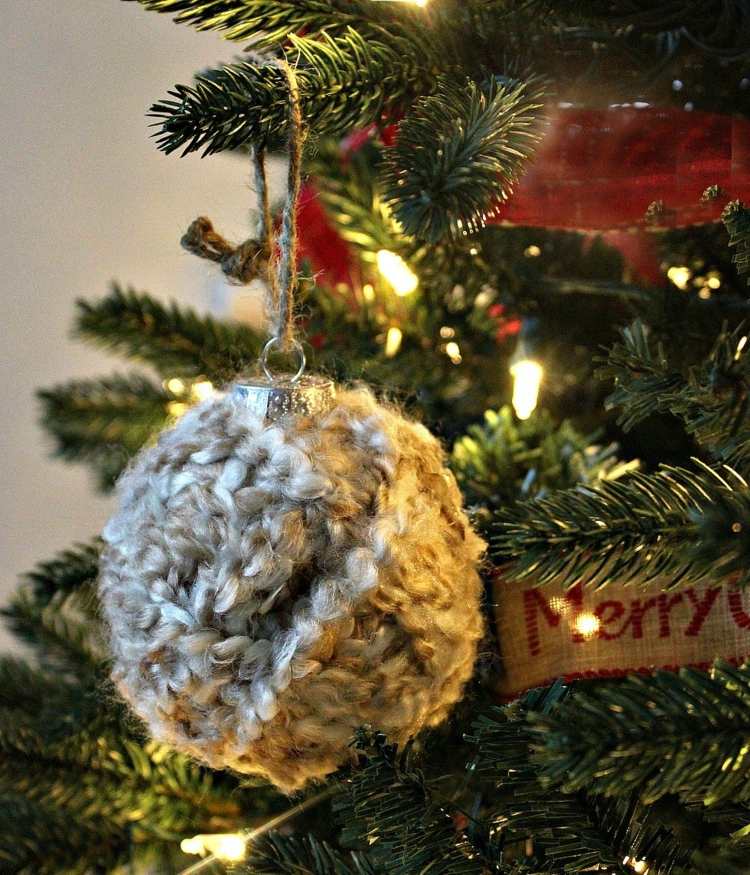 alte weihnachtskugeln verschönern wolle umwickeln diy tannenbaumornamente