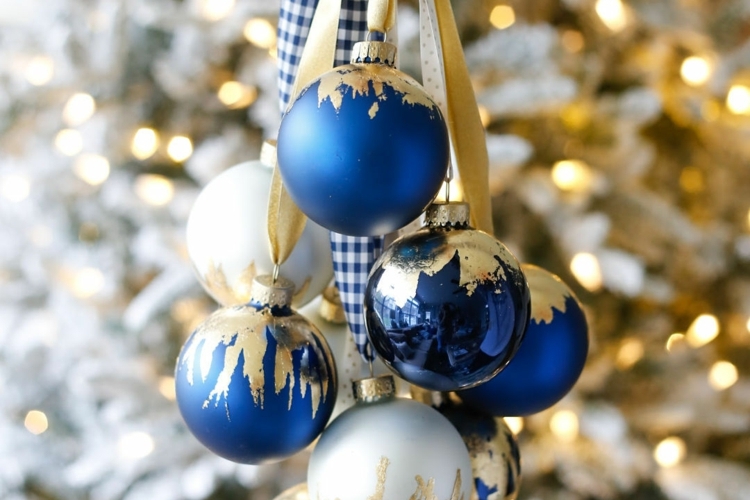 alte weihnachtskugeln verschönern basteln mit goldfolie elegant festlich