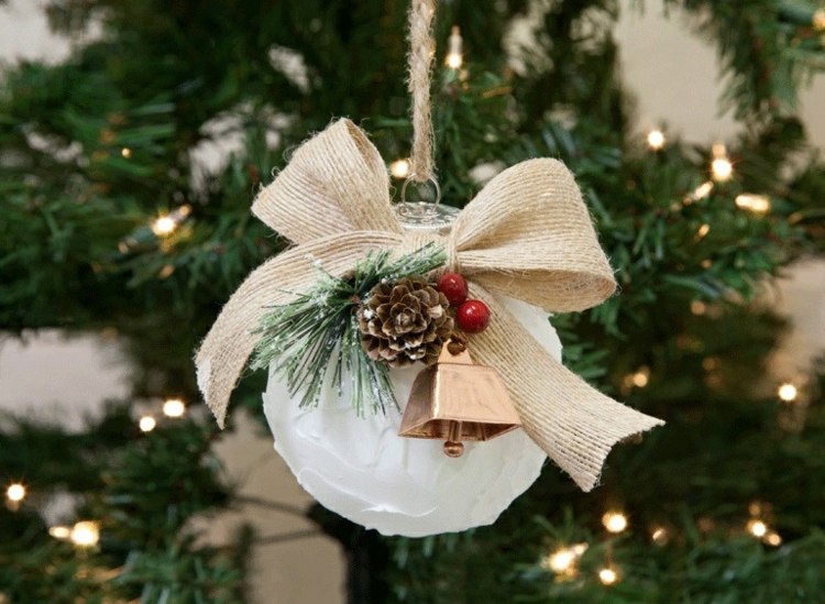 alte weihnachtskugeln verschönern schneeball dekorieren schleife naturmaterialien