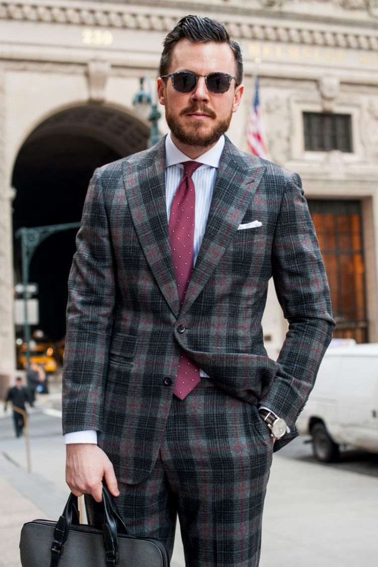 anzug trends 2019 elegante herrenmode designer hochzeit anlässe karomuster weinrot krawatte grau sonnenbrille handtasche