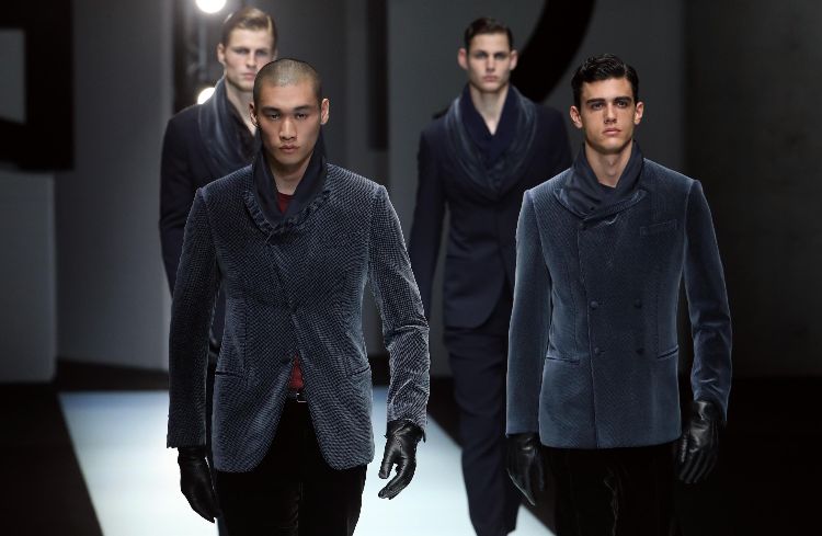 anzug trends 2019 elegante herrenmode designer hochzeit anlässe laufsteg modeschau grau tweed samt