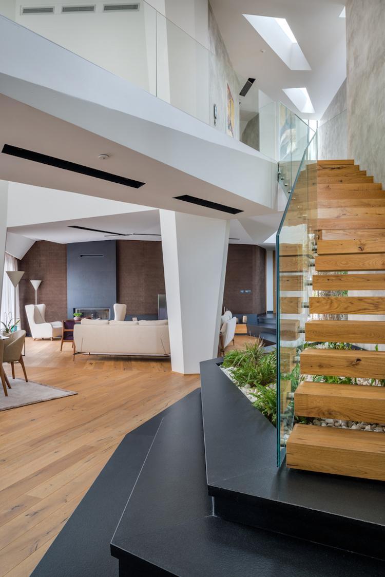 asymmetrische Treppe mit Holzstufen und Ganzglas-Geländer