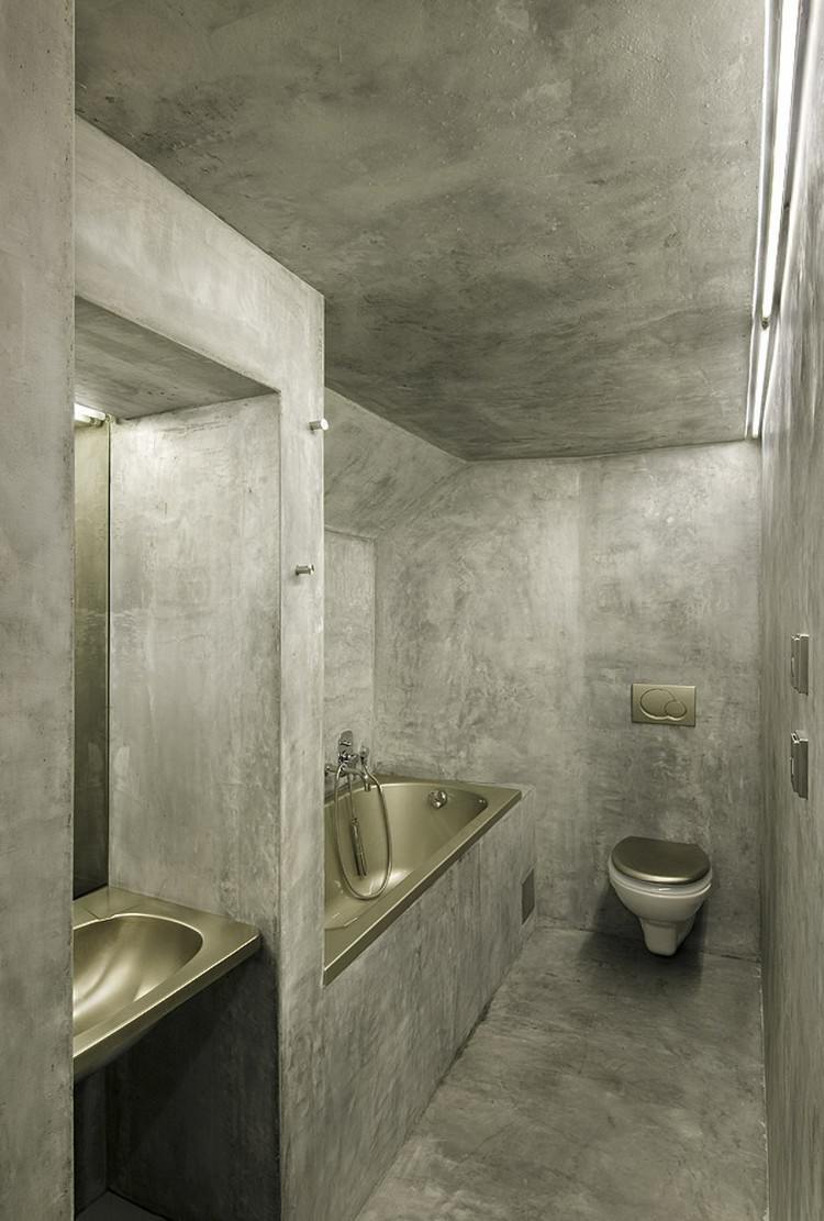 badezimmer 4 qm ideen elegantes designprojekt layout farben betonwände goldfarbig dezent kombinieren