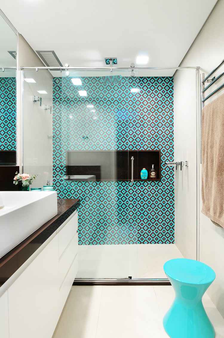 badezimmer 4 qm ideen elegantes designprojekt layout farben hellblau hocker duschvorhang