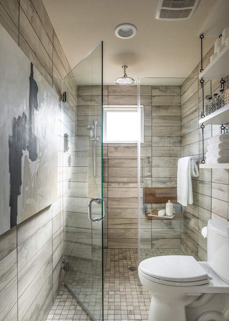 badezimmer 4 qm ideen möbel sanitärlösungen praktische raumgestaltung fliesen modern glastür malerei toilette fenster