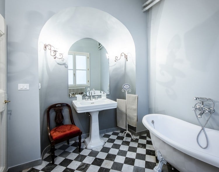 badezimmer 6 qm gestalten einrichten möglichkeiten renovierung badewanne retro stil holzstuhl schachbrett boden gewölbte decke
