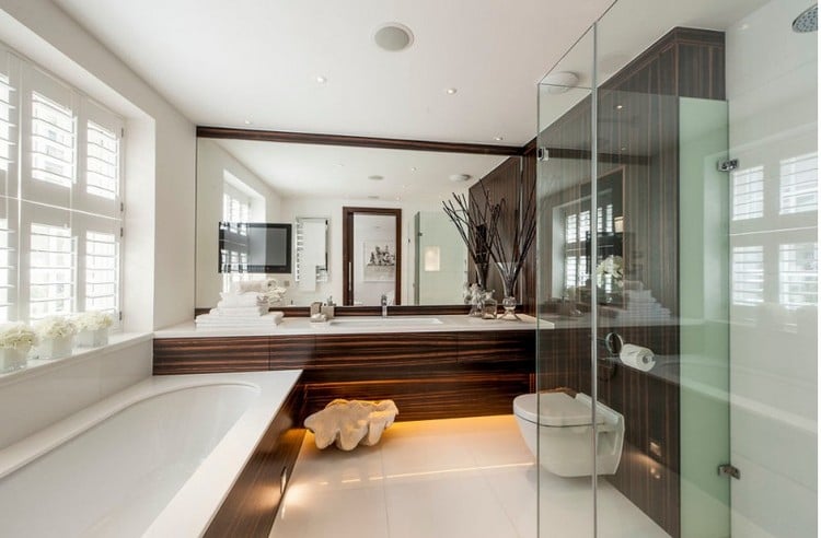 badezimmer 6 qm gestalten einrichten möglichkeiten renovierung badewanne spiegelwand fliesen duschkabine