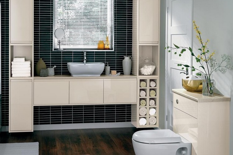 badezimmer 6 qm gestalten einrichten möglichkeiten renovierung schwarze fliesen kacheln toilettenschüssel schränke dielenboden