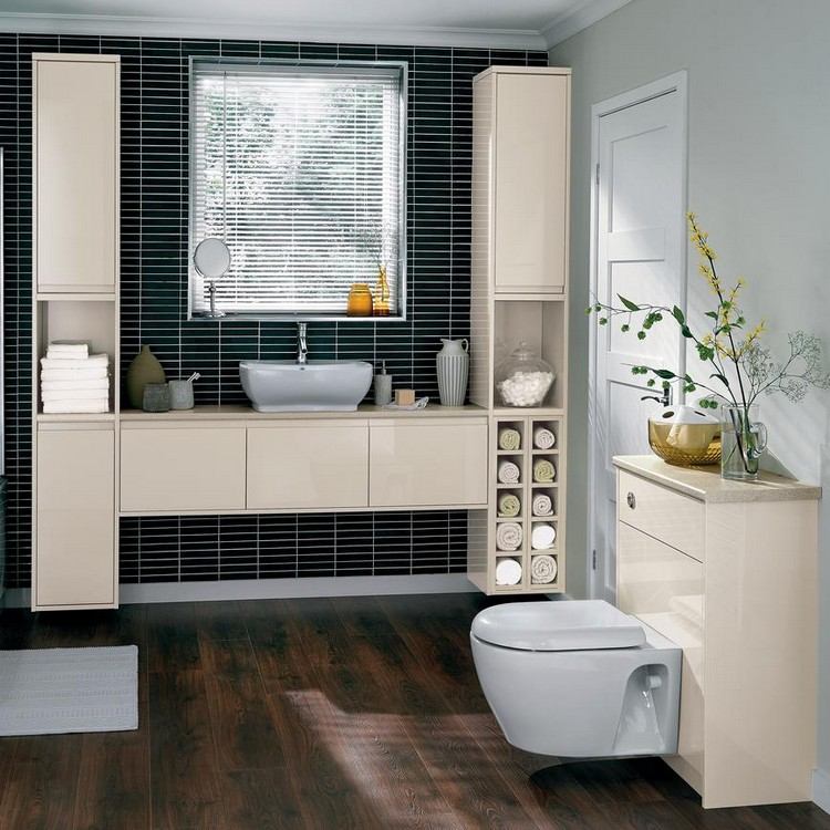 badezimmer 6 qm gestalten einrichten möglichkeiten renovierung schwarze fliesen kacheln toilettenschüssel schränke dielenboden