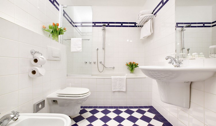 badezimmer 6 qm gestalten einrichten möglichkeiten renovierung violett lila flieder weiß bidet handtuch details