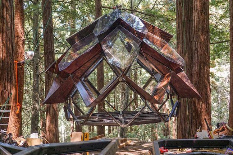 baumhaus aus holz stahl glas kiefernzapfen form kalifornien rautenförmige fenster