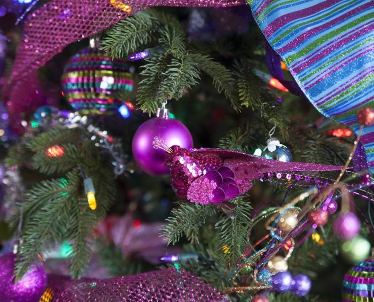bunte weihnachtsdeko beerentöne christbaumkugeln vogel schleifen