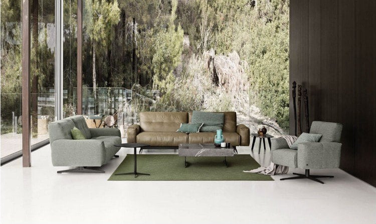 couch vor fenster ecksofa wohnzimmer natürliche farben natur grün teppich boho style deckenhoch