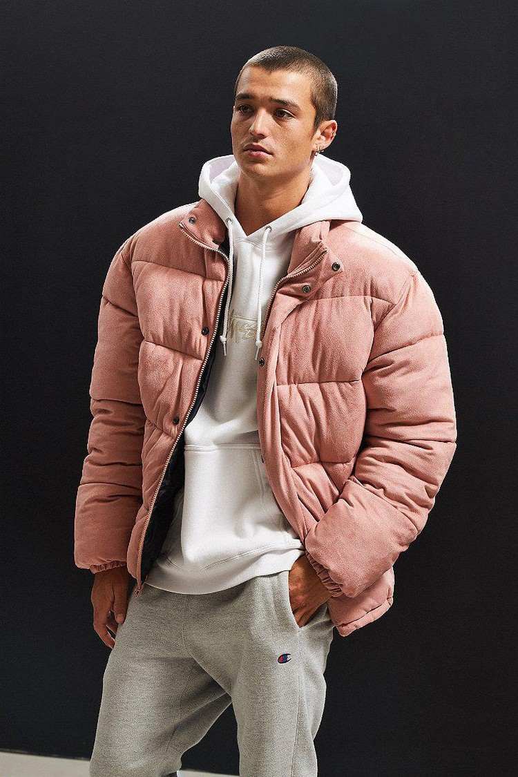 daunenjacke stylen ideen kombinationen coole outfits winter hoodie lachsfarbene jacke sporthose