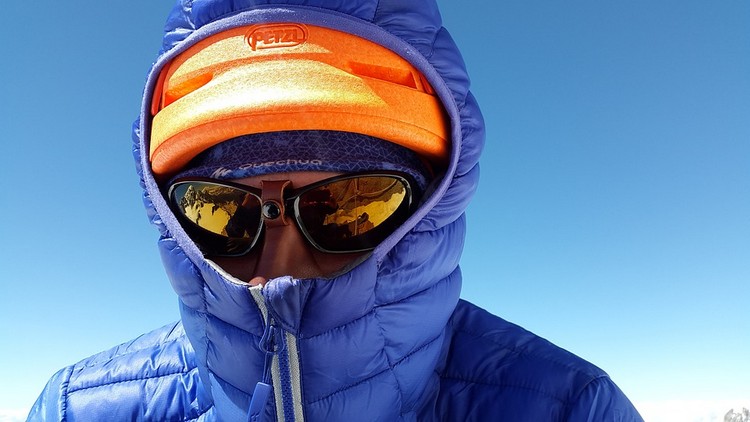 daunenjacke stylen ideen kombinationen coole outfits winter kälte mütze kaputze sonnenbrille